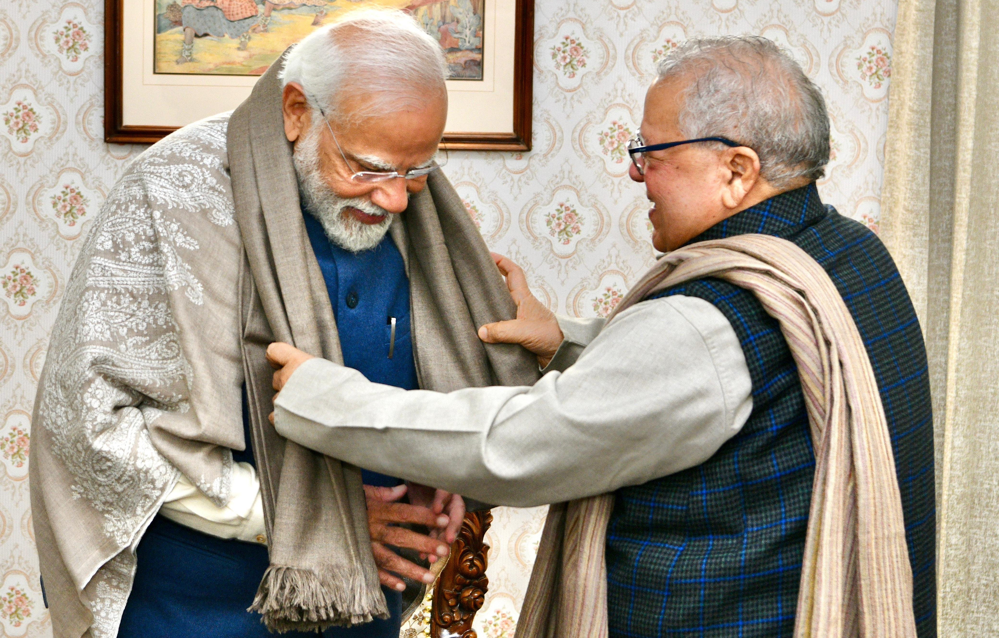 Hon'ble Prime Minister being welcomed by Hon'ble Governor at Raj Bhawan Jaipur.