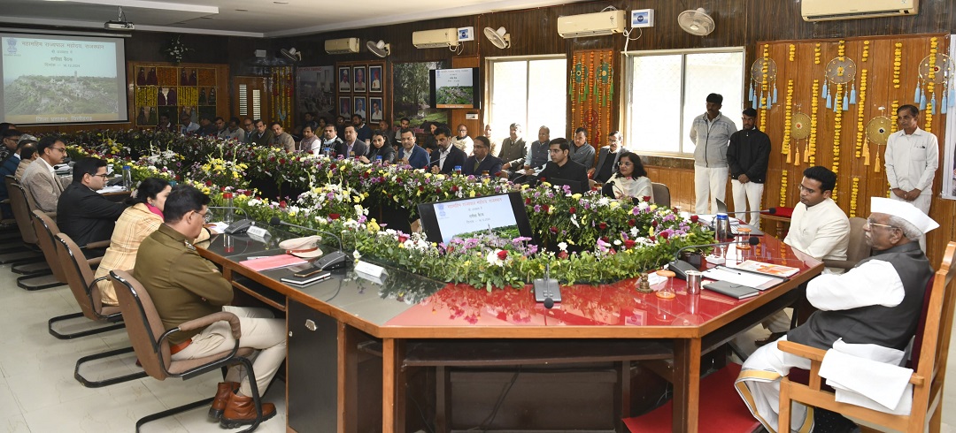 Hon'ble Governor interacted with district-level officials in Chittorgarh and reviewed the implementation of various centrally sponsored schemes at both district and village levels. Emphasizing the need for effective efforts towards the development of tribal areas, the Governor highlighted key priorities for inclusive growth and welfare