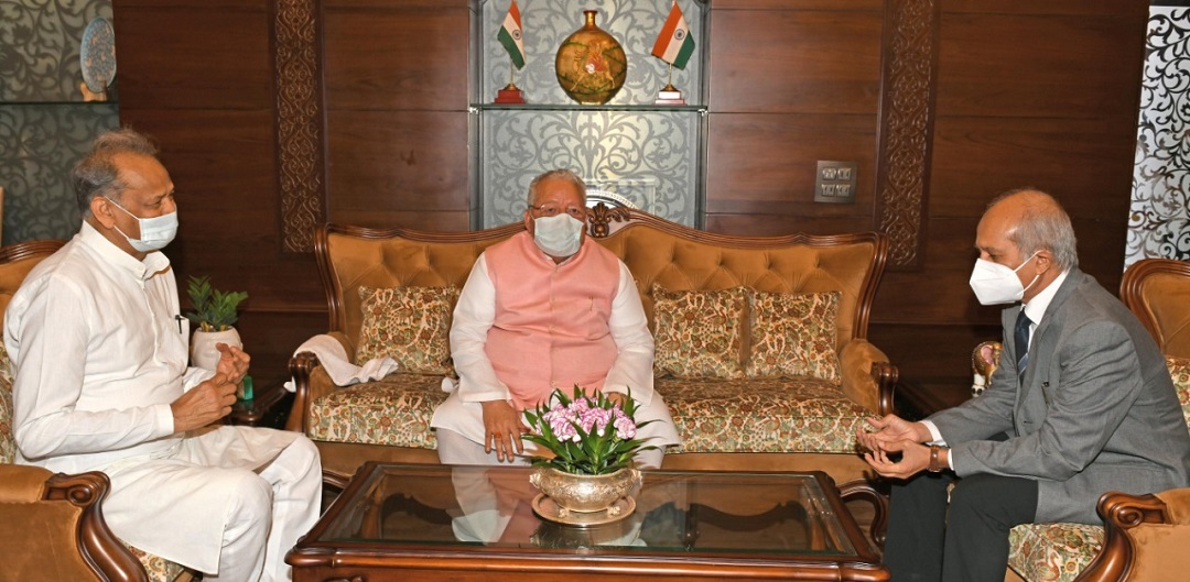 Hon'ble Governor interacting with Hon'ble Chief Justice of Rajasthan and Hon'ble Chief Minister of Rajasthan.