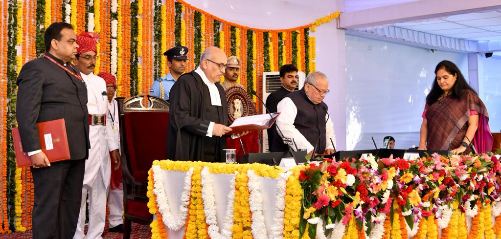 Hon'ble Governor of Rajasthan, Shri Kalraj Mishra administering the oath of office to Justice Shri Pankaj Mithal as the Hon'ble Chief Justice of Rajasthan at a Swearing -in-Ceremony in Raj Bhawan Rajasthan