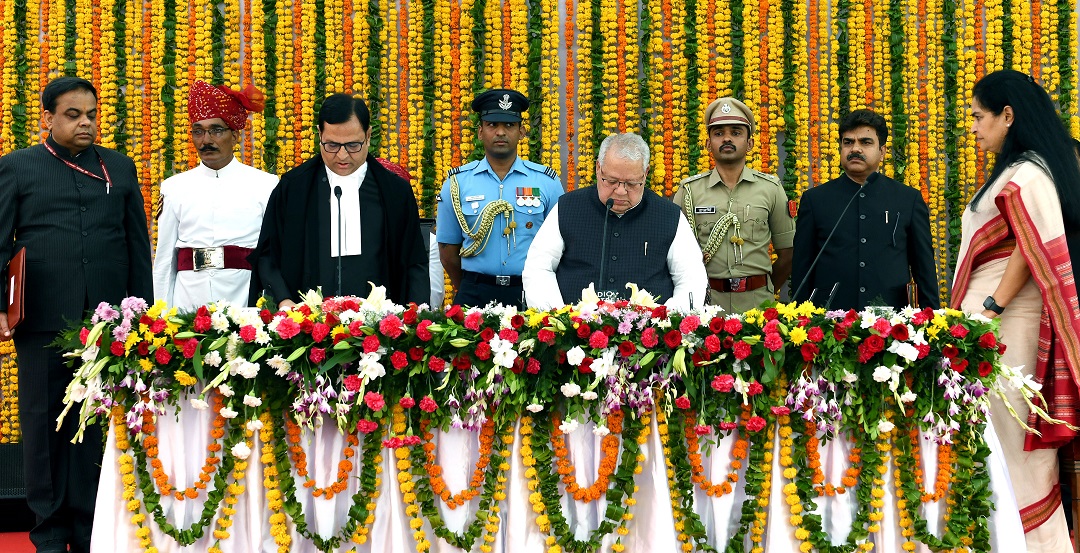 Hon'ble Governor of Rajasthan, Shri Kalraj Mishra administering the oath of office to Justice Shri Sambhaji Shivaji Shinde as the Hon'ble Chief Justice of Rajasthan at a Swearing -in-Ceremony in Raj Bhawan Rajasthan