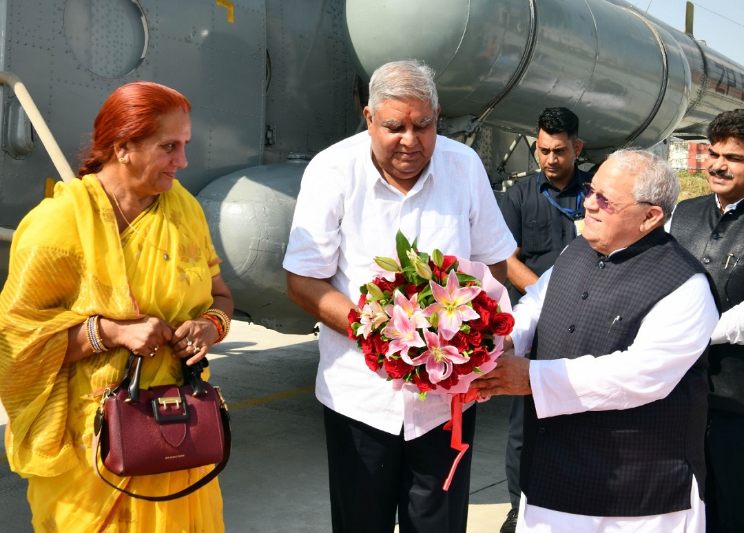 Hon'ble Vice President welcomed by Hon'ble Governor at Jaipur
