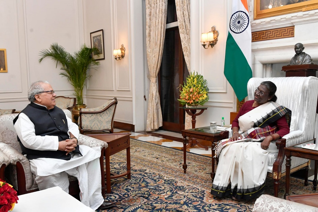 Hon'ble Governor meets Hon'ble President of India at New Delhi