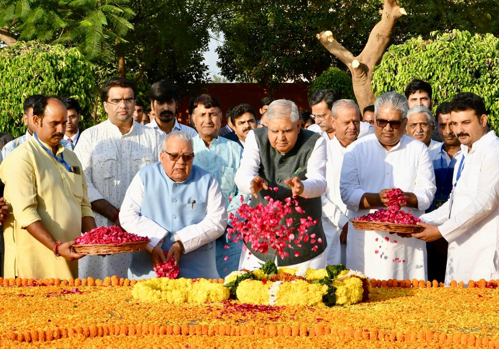Hon'ble Vice President of India and Hon'ble Governor pays floral tribute to Former Vice President of India Shri Bhairon Singh Shekhawat on his birth anniversary at Jaipur