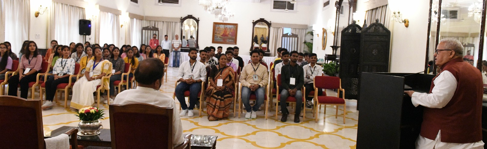 Hon'ble Governor interacting with students of Sirohi College during their visit at Constitution Park at Raj Bhawan.