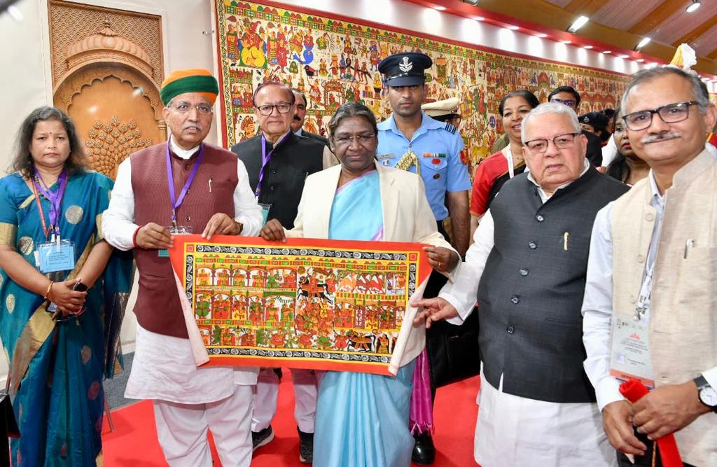 Hon'ble President of India along with Hon'ble Governor and Hon'ble Minister of State for Culture at National Cultural Festival, Bikaner 
