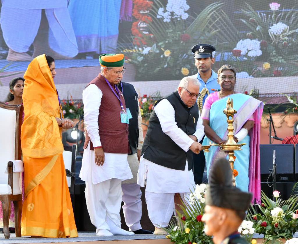 Hon'ble President of India along with Hon'ble Governor and Hon'ble Minister of State for Culture at National Cultural Festival, Bikaner 