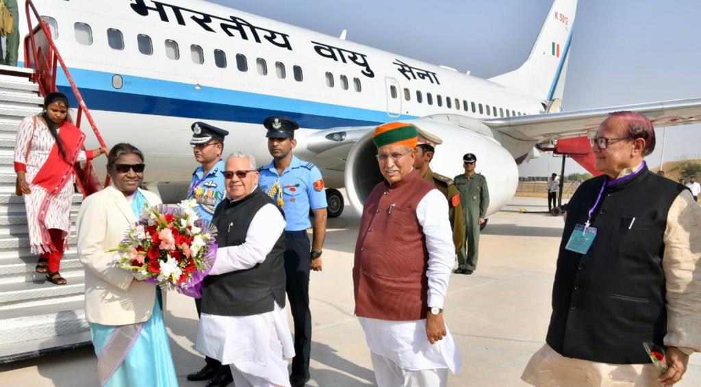 Hon'ble President of India being welcomed by Hon'ble Governor at Bikaner