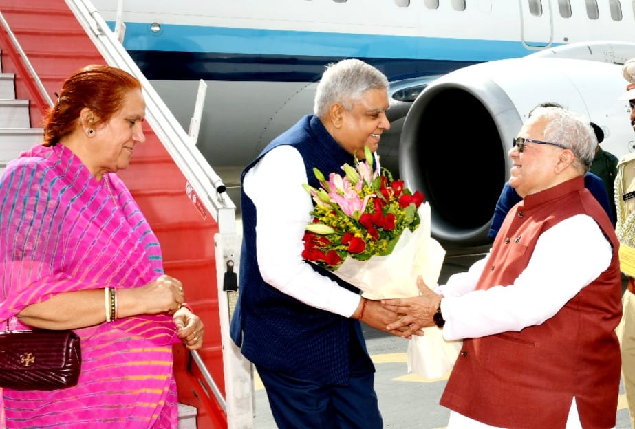 Hon'ble Vice President of India is being welcomed by Hon'ble Governor at Jaipur.