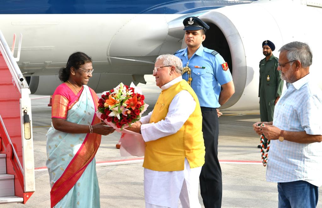 Hon'ble President of India is being welcomed by Hon'ble Governor at Jaipur