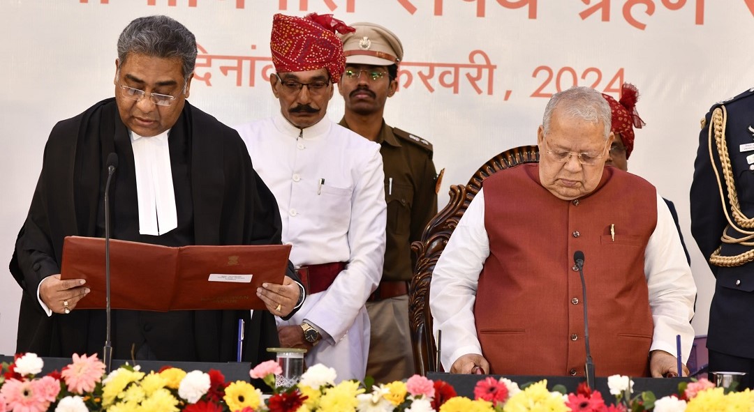 Hon'ble Governor of Rajasthan, Shri Kalraj Mishra administering the oath of office to Justice Shri Manindra Mohan Shrivastava as the Hon'ble Chief Justice of Rajasthan at a Swearing -in-Ceremony in Raj Bhawan Rajasthan