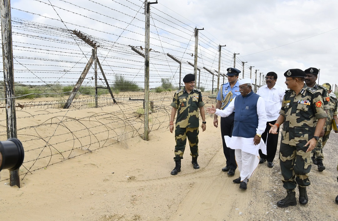 Hon'ble Governor visited Border Area at Bikaner and interected with troops.