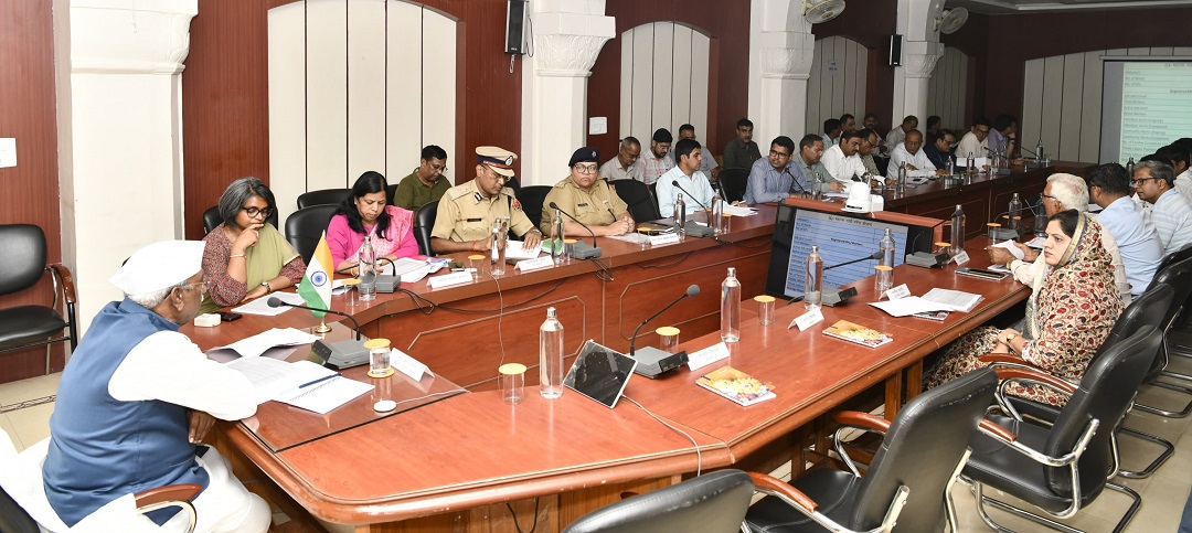 In a meeting with district-level officers at the Collectorate in Bikaner, Hon’ble  Governor instructed the officers to work with extra sensitivity to ensure that eligible persons receive the benefits of government schemes