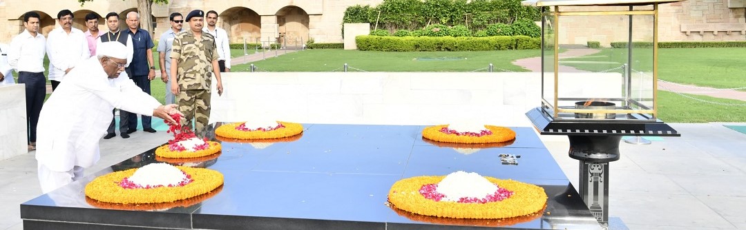 Hon'ble Governor pays floral tributes to Mahatma Gandhi at Rajghat.