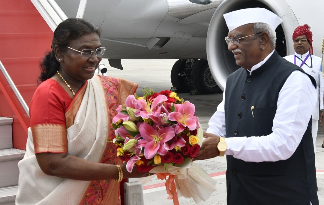 Hon'ble President of India being welcomed by Hon'ble Governor at Jaipur.