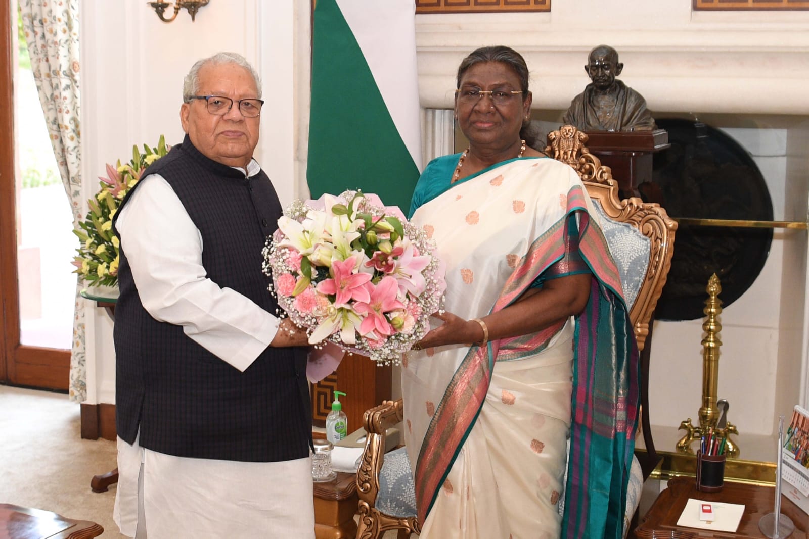Hon'ble Governor called on Hon'ble President of India at New Delhi.