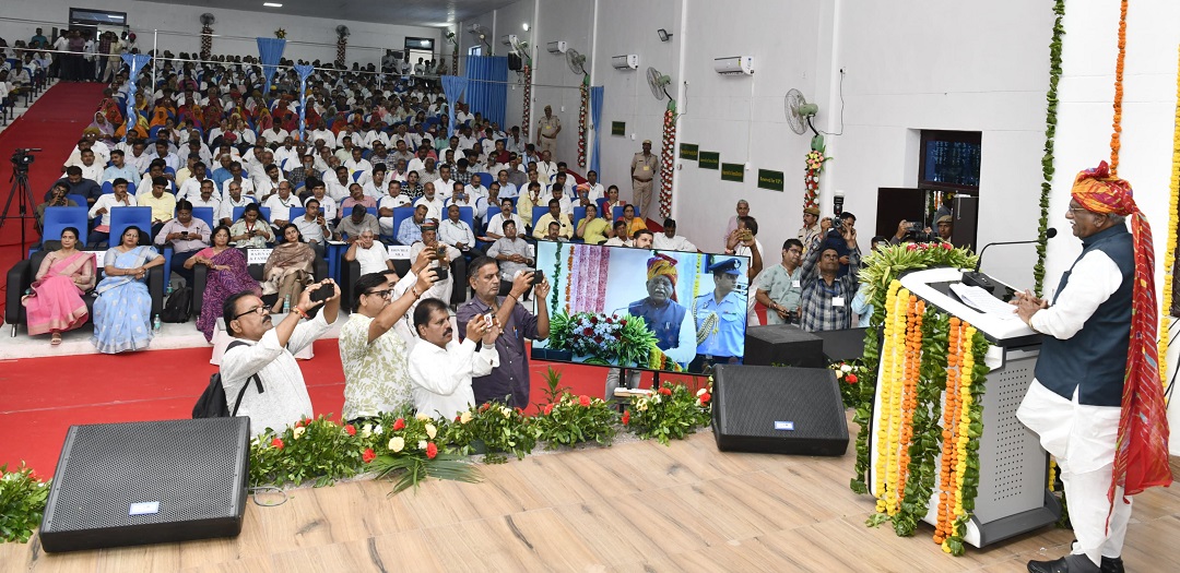 Hon’ble Governor addressing the inaugural session of the national seminar on 'Awareness Program on Natural Farming' at Agricultural University, Bikaner, emphasized the need to adopt natural farming for a clean environment.