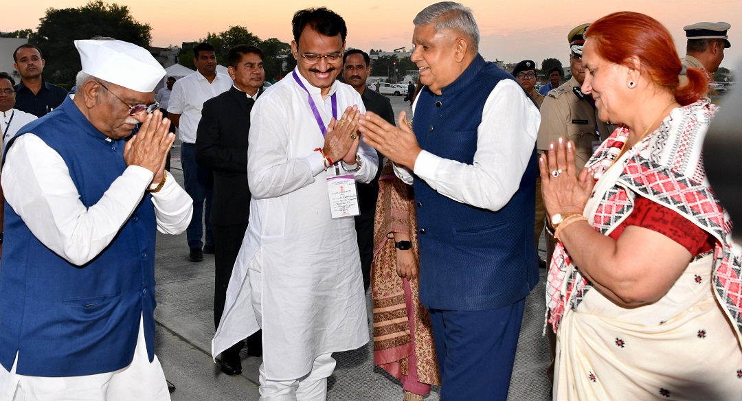 Hon’ble Governor warmly welcomes Hon’ble Vice President of India upon his arrival in Jaipur