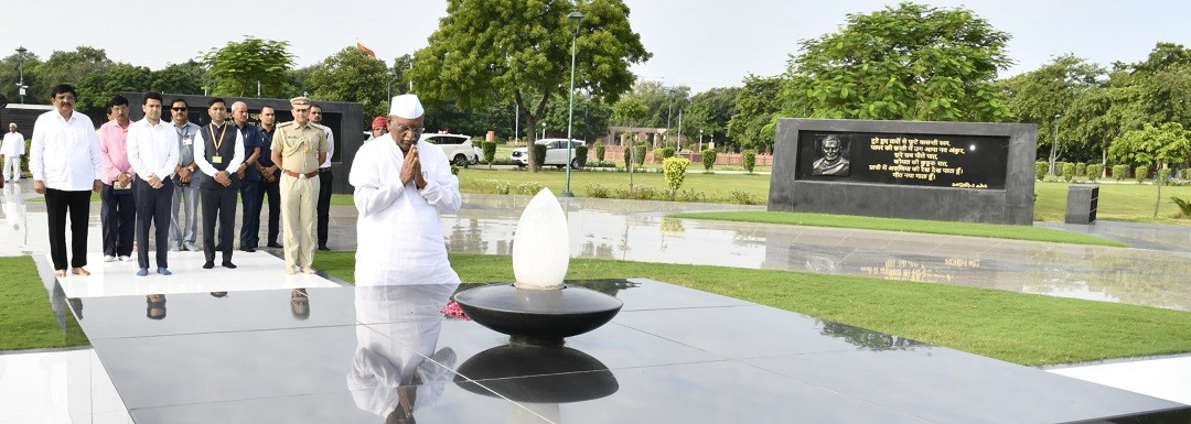 Hon'ble Governor pay tribute to former PM Shri Atal Bihari Vajpayee at New Delhi 