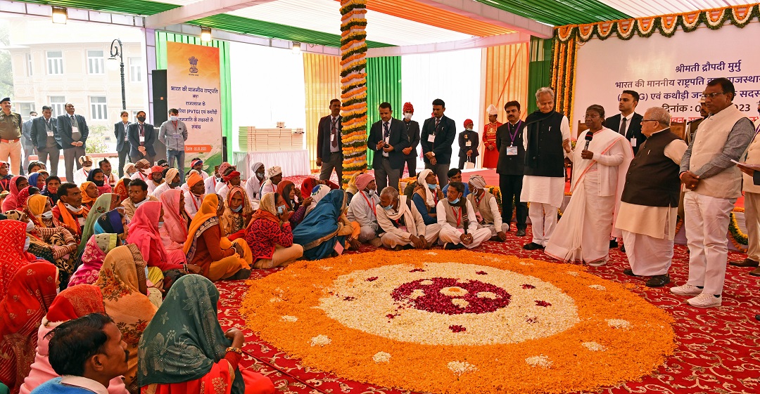  Hon'ble President of India, along with Hon'ble Governor and Hon'ble Chief Minister  interacting with kathodi and sahriya tribal of Rajasthan