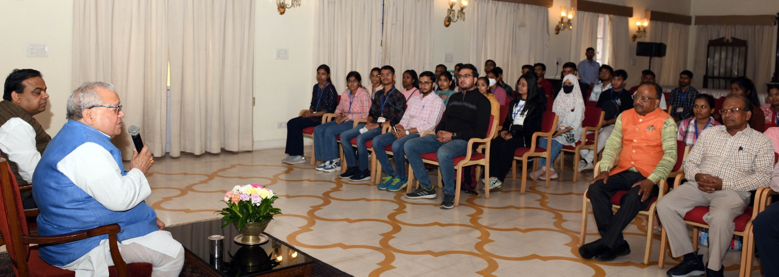 Hon'ble Governor interacting with students while visiting of Sanvidhan Udhyaan
