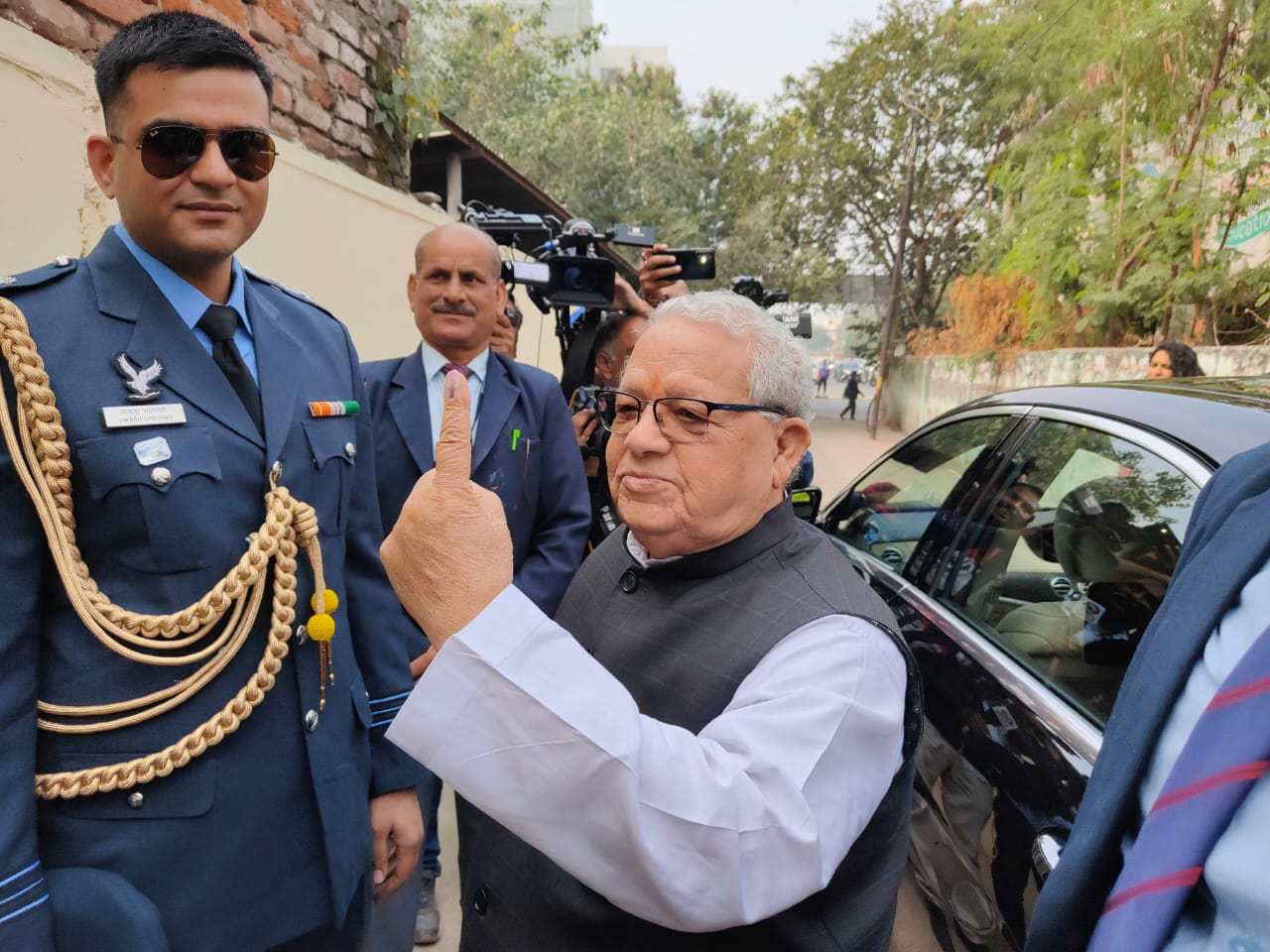 Hon'ble Governor showing his inked finger after casting his vote and appealed to voters to vote in large numbers