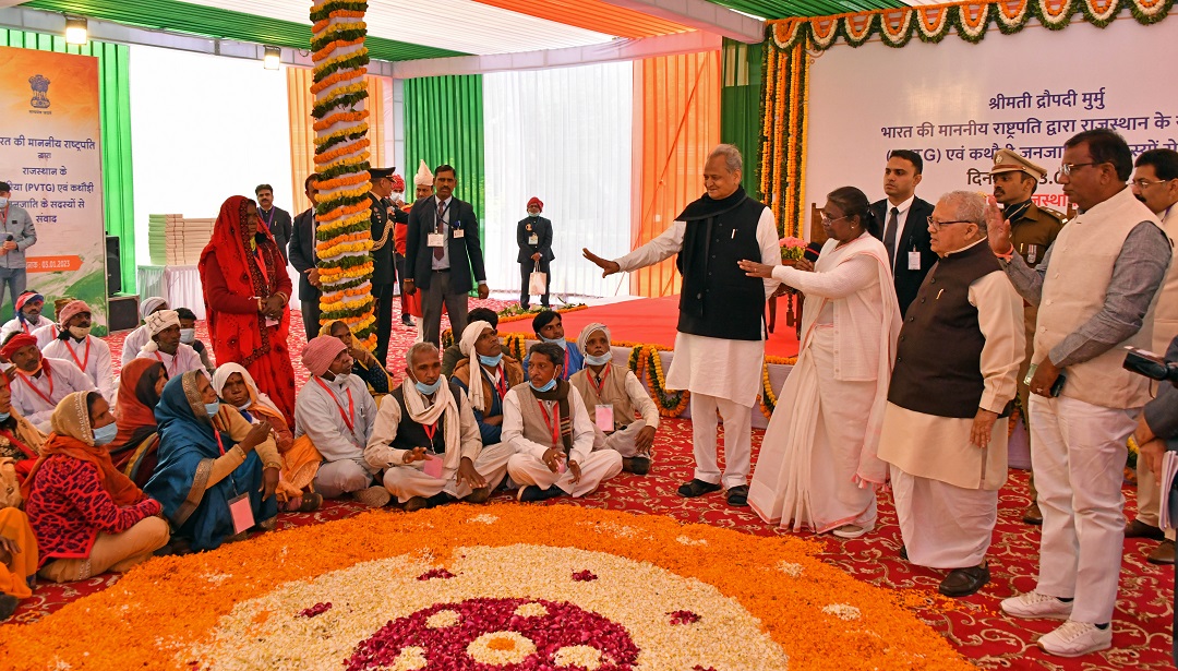 Hon'ble President of India, along with Hon'ble Governor and Hon'ble Chief Minister  interacting with kathodi and sahriya tribal of Rajasthan 