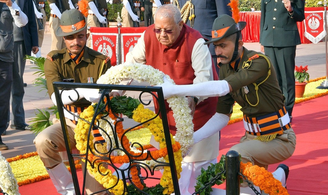 Hon'ble Governor pays tribute at Amar Jawan Jyoti.