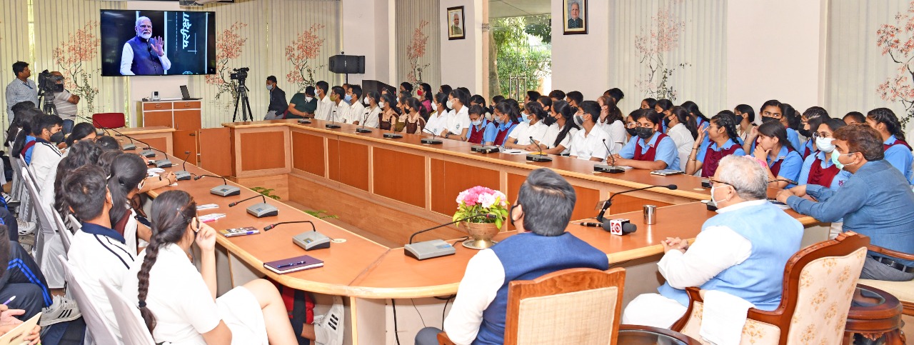 Hon'ble Governor Shri Kalraj Mishra participated in Prime Minister Shri Narendra Modi's 'Pariksha Pe Charcha' with students of various schools at Raj Bhawan