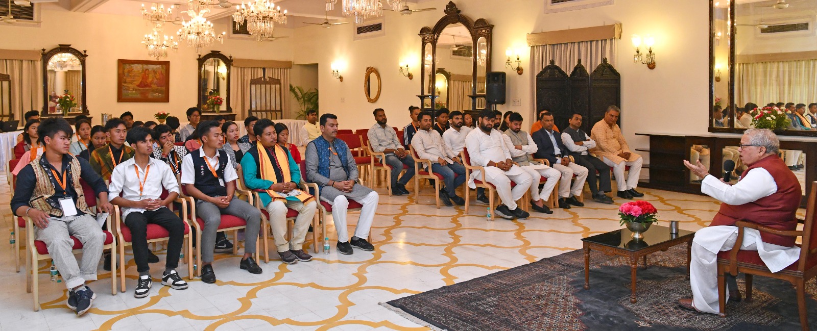 Hon'ble Governor interacting with  delegation of Students from North East