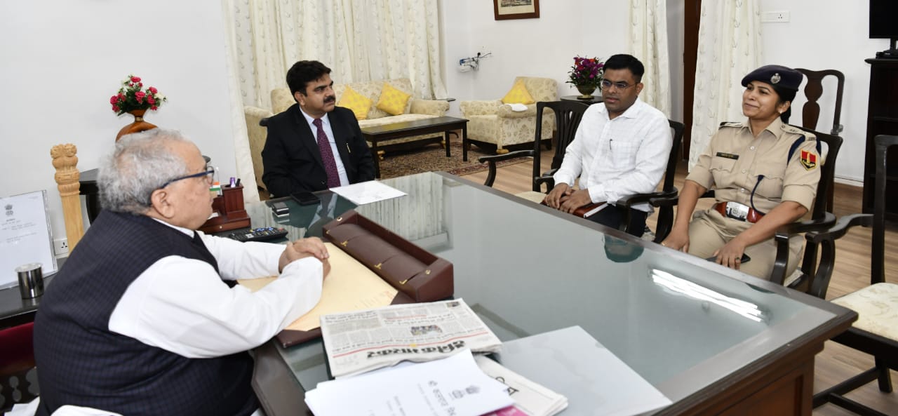 Hon'ble Governor discussed with District Collector and SP about the ongoing development works, various projects, development of tribal areas, also inquired about the tourism development of Mount Abu,traffic, law and order  