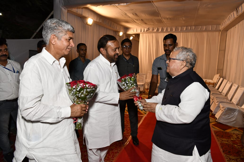 Hon'ble Governor being welcomed by various dignitaries at Mt. Abu.