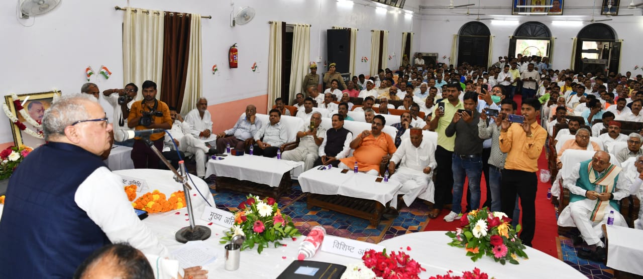 Hon'ble Governor addressing the Amar Shaheed Diwas function organized by Umanath Singh Smriti Seva Sansthan at Tilakdhari College, Jaunpur (Uttar Pradesh).