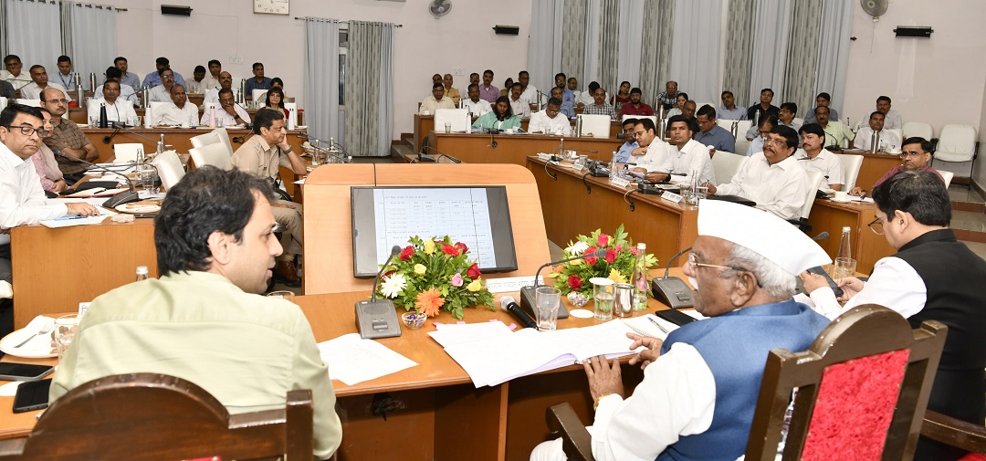 Hon’ble Governor addressing review meeting of district-level officers in Udaipur, stating that integrated development cannot be achieved unless the income of the tribal community and the economically disadvantaged increases.