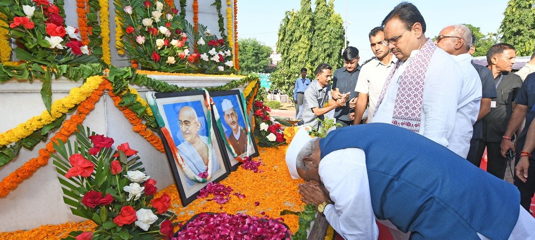 Hon'ble Goveror pays tribute to Mahatma Gandhi and Former Prime Minister Shri Lal Bahadur Shastri.