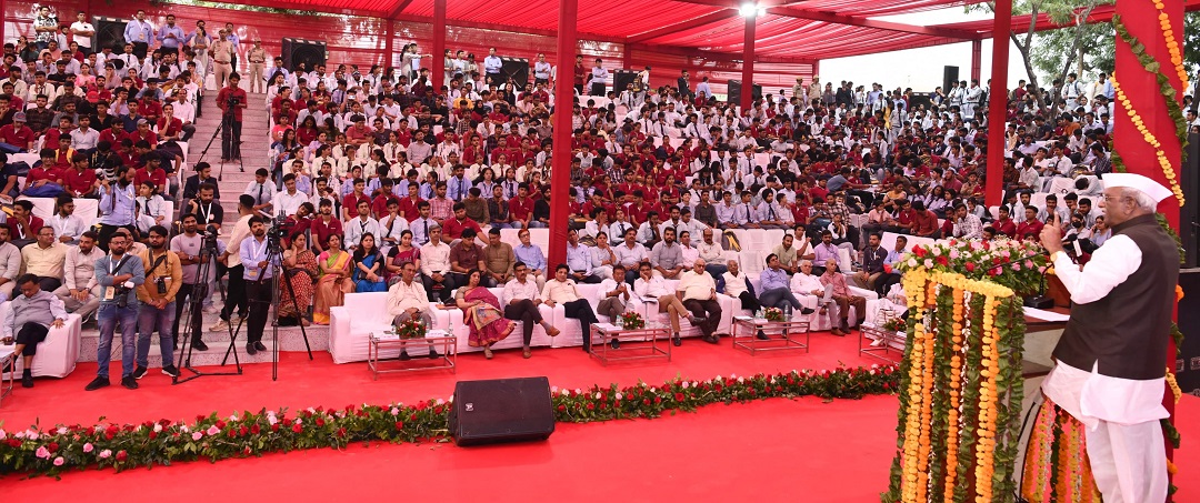 In his address at 'Tech-Connect 2024,' the Governor highlighted the necessity of creating a system that integrates technology, industry, and education to foster sustainable development. He encouraged the youth of Rajasthan to bridge the gap between technology and education, enabling them to make impactful contributions in sectors such as agriculture, food and nutrition, veterinary sciences, medicine and health, manufacturing, and the service industry.