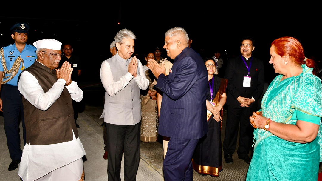 Hon'ble Governor  bid farewell to Hon'ble Vice President of India.