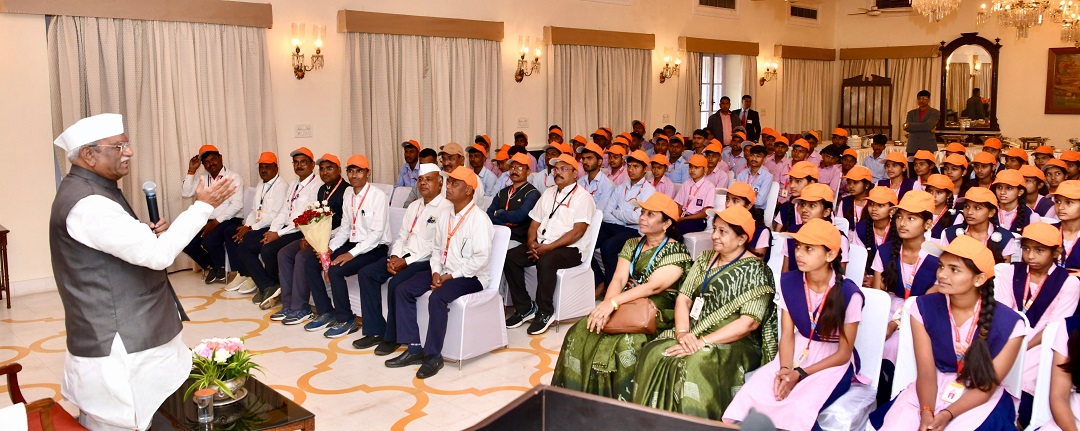 Hon’ble Governor interacted with the student delegation from Chhatrapati Sambhaji Nagar at Raj Bhavan. During this, he discussed about the pride of Rajasthan and its culture and called upon them to work for the concept of "Ek Bharat Shrestha Bharat".