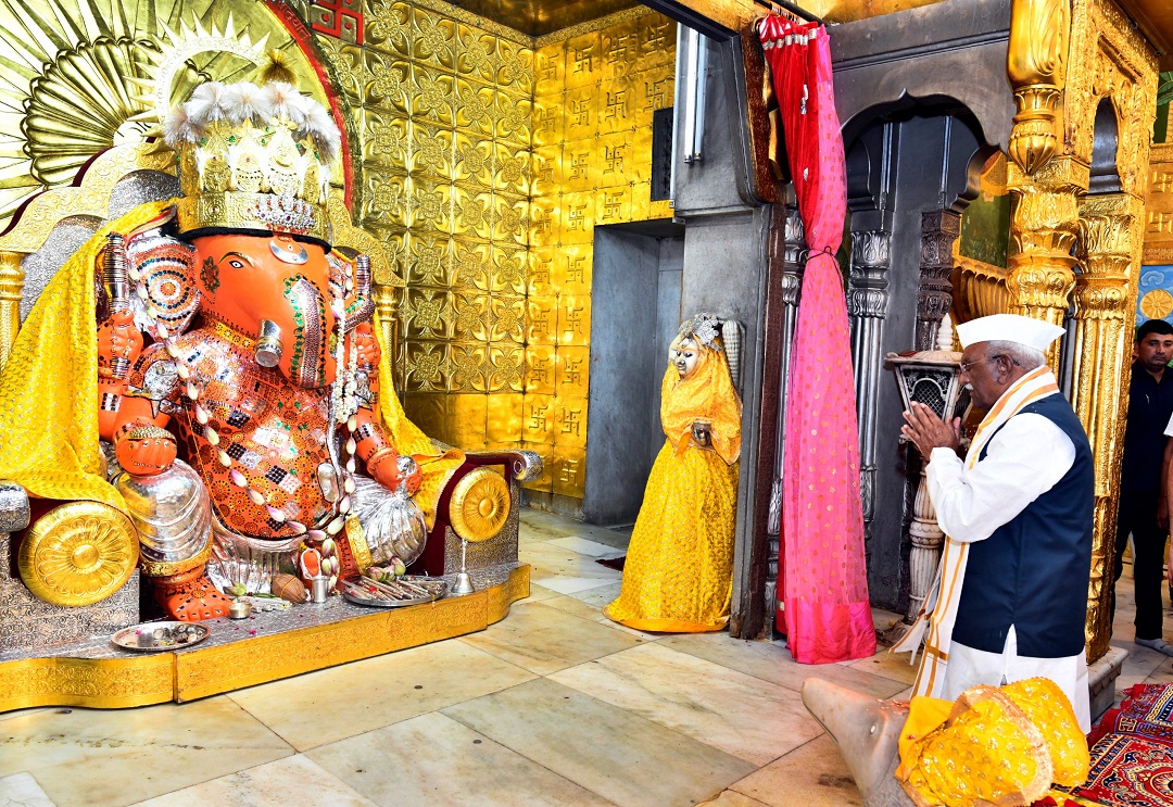 Hon'ble  Governor offered prayers to Lord Ganesh, wishing for the well-being and prosperity of the state and nation.